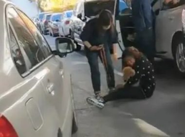 女子遛狗不拴绳致狗被车压死,女子扇脸大哭:妈求你了,你不能死
