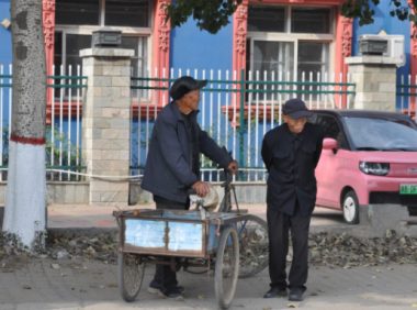 七旬大爷被牧羊犬咬伤，两家医院拒收劝回家