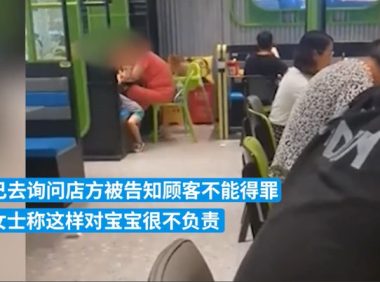 在餐馆吃饭让小狗坐宝宝椅，顾客爱动物还是没素质？