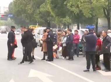 女子遛狗不拴绳被出租车撞死，拦着车主不让走：赔我一个一样的