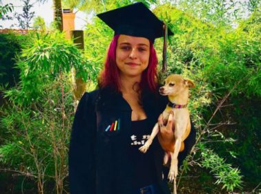 被通知已离世2年的爱犬在收容所，她哭着去查看，发现真的是它…