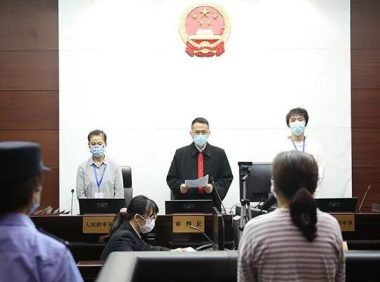 三年三个月！拿邻居车套擦狗尿后放火灭迹，判了！