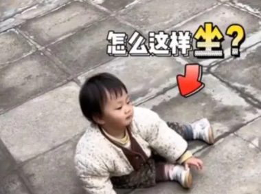 女子发现女儿坐姿怪异,看了一眼狗狗后语塞:学习能力还挺强