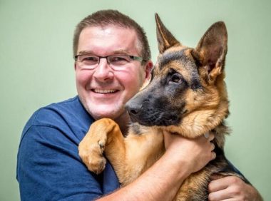 撸猫狗追大象 这届年轻人为什么那么喜欢动物