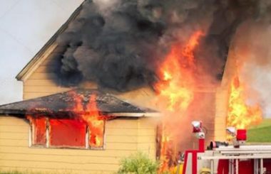 狗狗发现房子失火后，想尽办法叫醒10岁男孩，看了结局竟泪目了