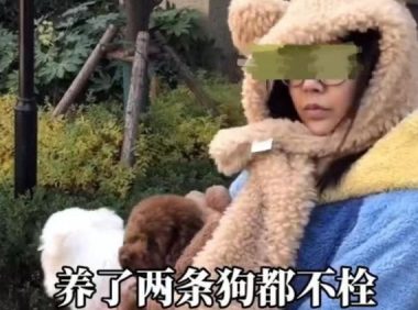 西安一男子遛狗不牵绳，吓到孩子引起冲突:我的狗比你娃金贵