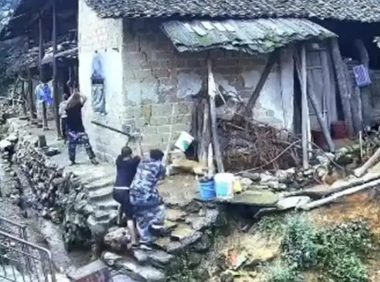 湖南一乡镇多人持棍进村杀狗，官方：有人被狗咬后身亡，打的是散养狗