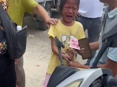 “父亲卖掉女儿的玩伴狗狗，小女孩痛哭不已，网友：童年的失落”