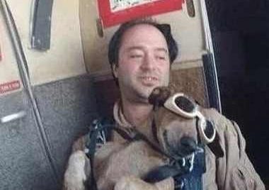实力坑狗！主人带爱犬跳伞，狗子落地后……