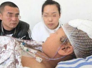 5岁男孩在小区被狗咬，全家找上门去理论，看见咬人狗，众人沉默