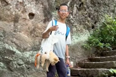 带狗狗一起爬山，它累得昏昏欲睡，小主人只好背着它！