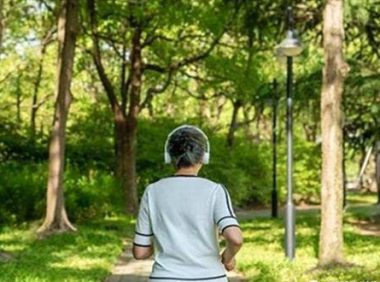 北京大妈被狗绊倒瘫痪，家属索赔260万遭拒，法院怎么判的？