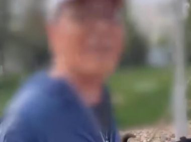 北京一公园现无理老人,遛狗不牵绳被劝阻,老人怒怼:又没拉你家