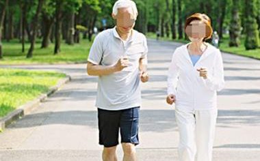 北京老太被未拴绳狗绊倒致瘫痪，家属向犬主索赔260万，法院判了