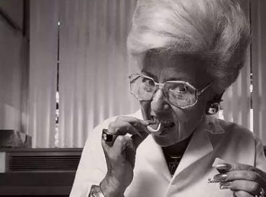 史上最奇葩的职业:光靠吃狗粮就月收入过30万!