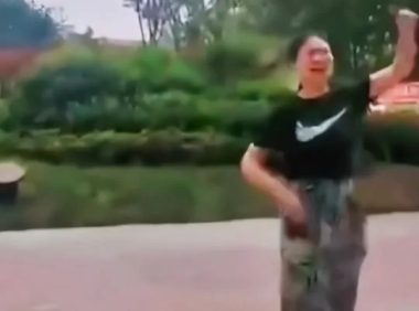 “遛狗事件”连累生意的教训足够深刻