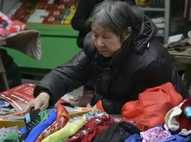 孤寡老人养狗的好处 | 空巢老人养宠物对心理健康有益