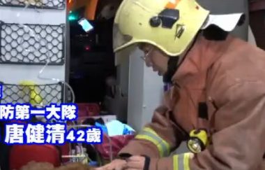 英勇消防员为救狗狗 施于人工呼吸救回一命