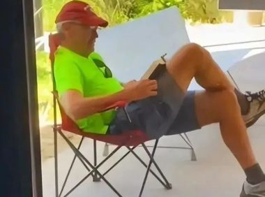 爱狗人士有多疯狂?对收容所狗狗一见钟情后,他搬板凳在门口蹲守5小时!