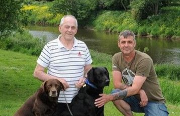 狗跳入河中 背起面朝下快淹死的主人