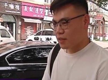 男子买了条法国斗牛犬，回家一看傻了眼，老板：你打电话报警吧