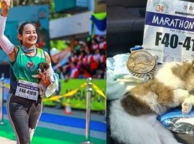 女子跑马拉松,遇到一只全身颤抖的小狗,她抱起小狗跑完30公里