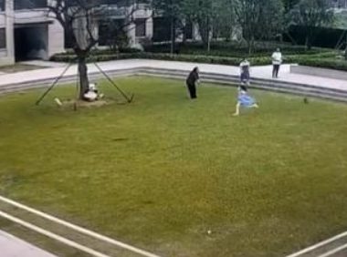 小女孩被未拴绳小狗狂追近30秒后摔倒,狗主人竟淡定围观