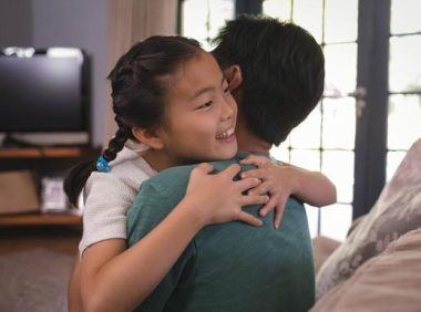 父亲上班没照顾好宠物狗,女大学生和父亲闹翻,父亲该如何决策