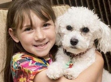 女孩受癫痫症所苦 靠爱狗帮助平安长大