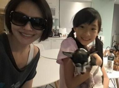 小S以身作则教女儿救狗 被赞“好妈妈”