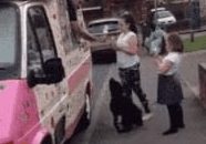 其他小姐姐排队了就会有冰淇淋吃小狗看到了也排着了队非常聪明的狗狗