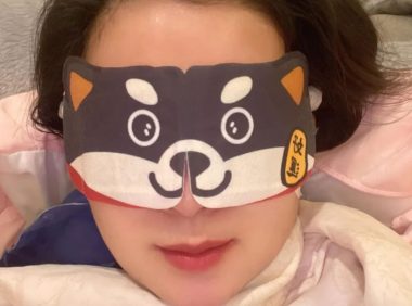 猫咪不满主人买狗狗眼罩，竟主动用猫爪捂眼！