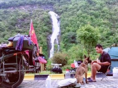 小伙子带狗子从北京到西藏自驾一路上,二狗为节约经费预算一路上捡玻璃瓶