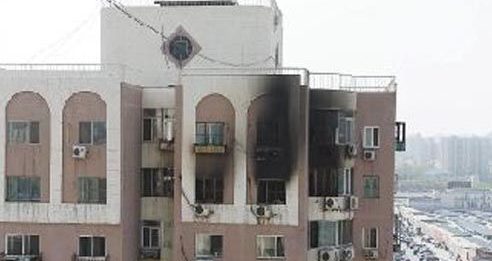 家中发生火灾 京巴狗狂吠叫醒主人救人一命