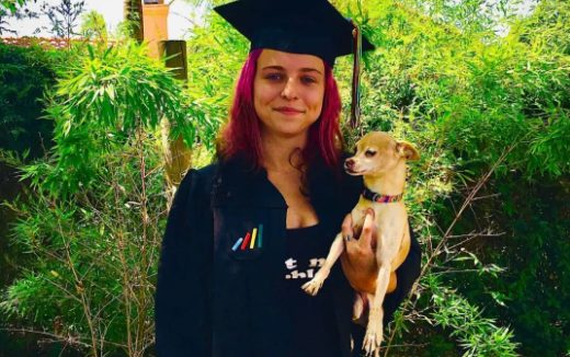 被通知已离世2年的爱犬在收容所，她哭着去查看，发现真的是它…