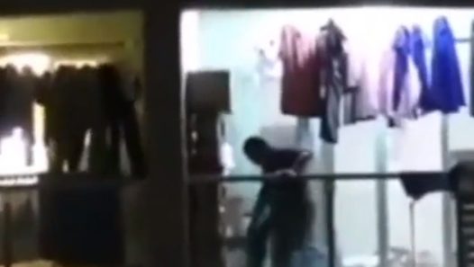 男子深夜醉酒后虐狗,女儿目睹全过程,女儿哀求:爸爸,狗狗死了