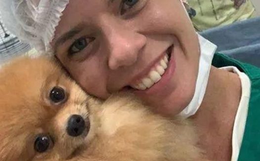 博美孕妇分娩出2个狗崽，铲屎官取出手机上纪录，却被汪的反映萌化了