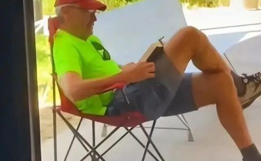 爱狗人士有多疯狂?对收容所狗狗一见钟情后,他搬板凳在门口蹲守5小时!
