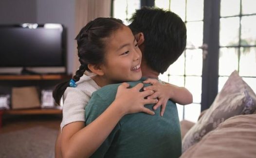 父亲上班没照顾好宠物狗，女大学生和父亲闹翻，父亲该如何决策